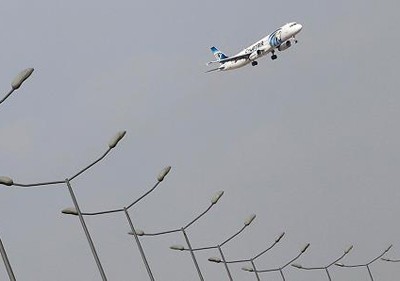 Một máy bay củaEgyptAir hạ cánh xuống sân bayCairo, Ai Cập. Ảnh: Reuters