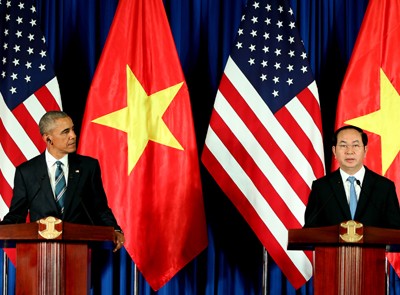 Chủ tịch nước Trần Đại Quang và Tổng thống Barack Obama đồng chủ trì họp báo quốc tế thông báo về kết quả hội đàm giữa hai bên - Ảnh: VGP/Hải Minh 