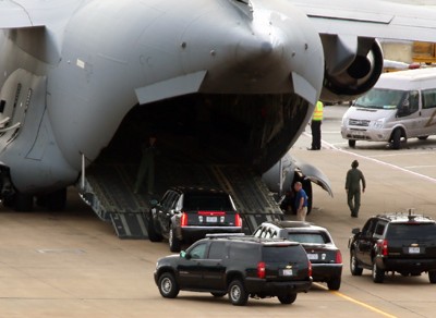 The Beast di chuyển lên khoang chiếc Boeing C-17 Globemaster III tại sân bay Tân Sơn Nhất.