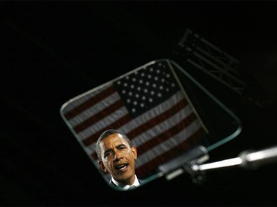 Hình ảnh Obama phản chiếu trên màn hình máy nhắc chữ trong chiến dịch tranh cử năm 2008. Ảnh: Reuters