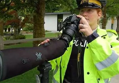 'Siêu ống nhòm' giúp cảnh sát phát hiện tài xế nhắn tin khi lái xe