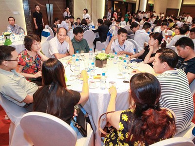 Cơn mưa giông lớn chiều 28/5 ở Hà Nội cũng không làm giảm không khí giao dịch sôi động của hàng trăm khách hàng tham dự Lễ mở bán EcoLife Tây Hồ