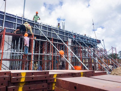 Công nhân thi công lắp dựng coffa chuẩn bị đổ sàn tầng 1 của biệt thự