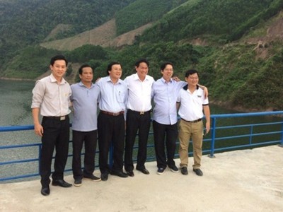 Ông Lê An Khang, Tổng giám đốc GEC (ngoài cùng bên trái) cùng Lãnh đạo Tập đoàn TTC đi thăm công trình thủy điện
