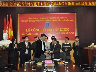 Ông Vũ Quang Hải (hàng trên, bên trái) khi 25 tuổi đã được bổ nhiệm chức Tổng giám đốc tại PVFI.