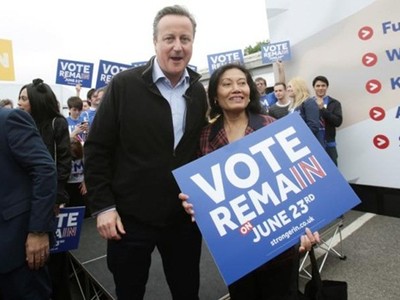 Thủ tướng Anh - David Cameron và một nhà hoạt động kêu gọi ở lại EU. Ảnh: Reuters