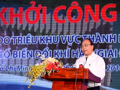 Thủ tướng Nguyễn Xuân Phúc phát biểu tại lễ khởi côngDự án Giải quyết ngập do triều khu vực TPHCM có xét đến yếu tố biến đổi khí hậu (giai đoạn I). Ảnh: VGP/Quang Hiếu