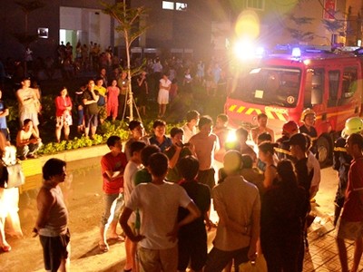 300 hộ dân chờ lực lượng chữa cháy rà soát người mắc kẹt để về nhà. Ảnh: Hải Hiếu