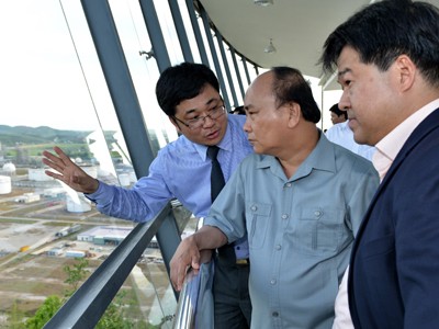 Thủ tướng Nguyễn Xuân Phúc (giữa) trao đổi với lãnh đạo BSR về hoạt động của nhà máy.