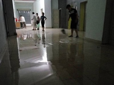 Các hộ dân dùng mọi biện pháp để tránh nước tràn vào nhà. Ảnh: X.H.