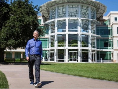 CEO Apple - Tim Cook tại trụ sở Apple. Ảnh: Washington Post