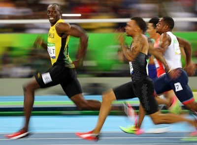 Usain Bolt (trái) có hợp đồng quảng cáo với rất nhiều công ty nổi tiếng thế giới. Ảnh: Reuters