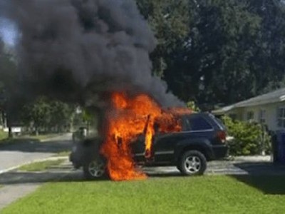  Khi chiếc xe Jeep bị cháy, chủ xe đang sạc Galaxy Note 7 trên đó