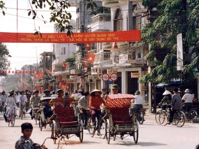 Phố cổ Hà Nội thập niên 90 trong ảnh của Đại sứ Nhật