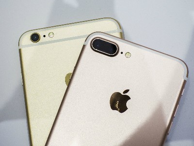 iPhone 7 Plus và phiên bản màu đen bóng Jet Black vẫn khan hàng và bị hét giá.