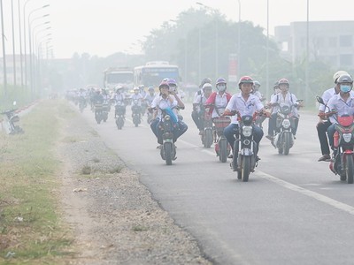  Khói rơm rạ bao phủ vùng ven Hà Nội