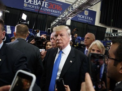  Donald Trump xin lỗi vì khoe thoải mái sàm sỡ phụ nữ