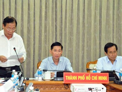 Phó chủ tịch UBND TP HCM Trần Vĩnh Tuyến chủ trì cuộc họp trực tuyến về cải cách hành chính. Ảnh: Trung Sơn