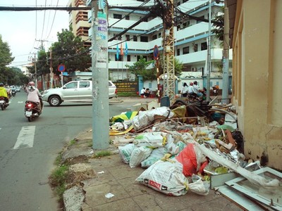 Đổ rác trên vỉa hè bị phạt đến 2 triệu đồng
