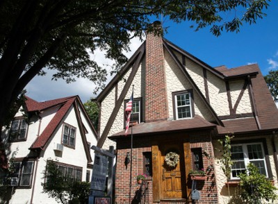 Bán đấu giá căn nhà đầu đời của Donald Trump