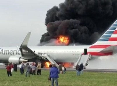 Phi cơ Mỹ chở 170 người bốc cháy trên đường băng