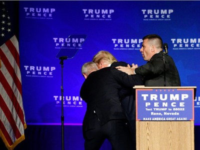 Bị đe dọa, Trump được sơ tán khẩn cấp khỏi sân khấu
