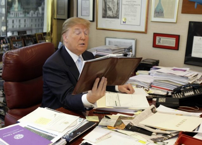 Donald Trump thích làm việc với giấy tờ hơn là thiết bị công nghệ.