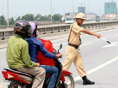  Hạn cuối cho chủ xe máy đăng ký sang tên đổi chủkhi mua bán qua nhiều lần là 31/12. Ảnh minh họa:Bá Đô