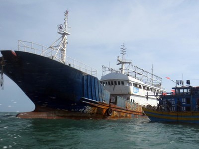 Tàu lạ được cho làcó nguồn gốc từ tỉnh Hải Nam, Trung Quốc. Ảnh: Thái Hà