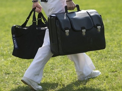 Chiếc cặp hạt nhân là vật bất ly thân, không bao giờ nằm ngoài tầm với của tổng thống Mỹ. Ảnh: CNN