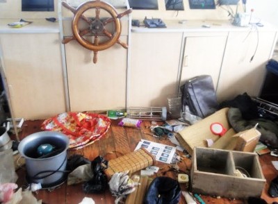 Bên trong tàu lạ trôi dạt trên biển Bình Thuận