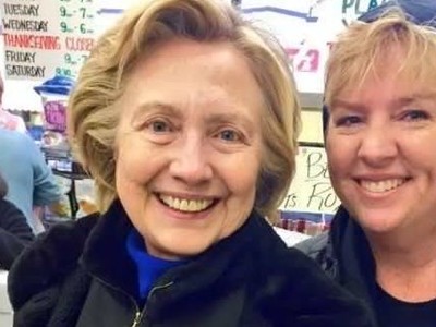 Bà Hillary Clinton (trái) chụp ảnh cùng chủ cửa hàng tạp hóa ở Chappaqua, New York. Ảnh: Linda Bosco