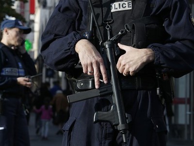 Cảnh sát Pháp được triển khai đến hiện trường một vụ tấn công khủng bố (Nguồn: RT)