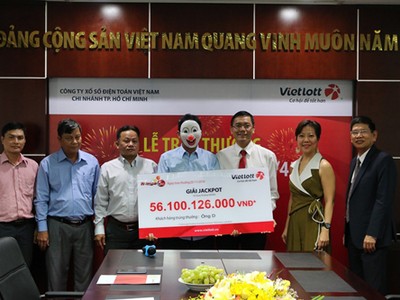 Khách hàng tên D đến từ Vũng Tàu vừa nhận hơn 50 tỷ đồng tiền trúng thưởng xổ số Jackpot.