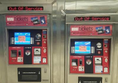 Các máy bán vé tự động bị hack.
