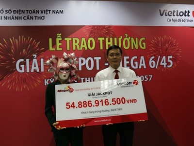  Lãnh đạo Vietlott trao giải Jackpot cho người trúng thưởng. Ảnh: Vietlott