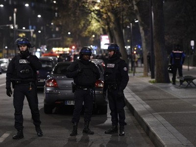 Cảnh sát Paris bên trong vành đai an ninh quanh nơi xảy ra vụ cướp có vũ trang, bắt cóc con tin ngày 2/12. Ảnh: AFP.