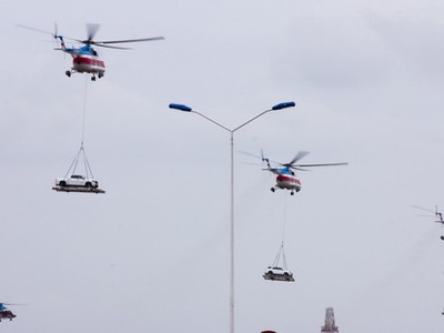  Trực thăng cẩu ôtô bay theo đội hình. Ảnh: Bảo Anh