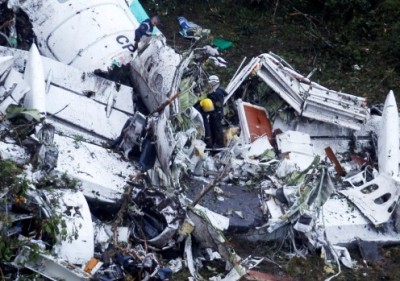 Các nhân viên cứu hộ làm việc tại hiện trường máy bay rơi ở Colombia. Ảnh: Reuters