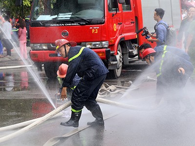 Một số vòi phun nước khi tham gia chữa cháy tại quán karaoke ở Cầu Giấy bị thủng. Ảnh: Bá Đô.