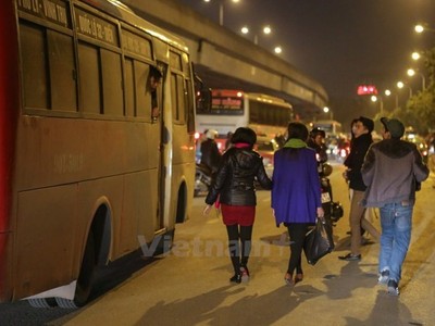Rất nhiều xe khách dù đã xuất bến nhưng vẫn "chạy rùa bò” trên đường nhằm bắt khách, gây ra tình trạng lộn xộn trước cổng các bến xe. (Ảnh: Minh Sơn/Vietnam+)