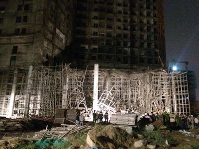 Hiện trường vụ sập giàn giáo. Ảnh: N.Đ.