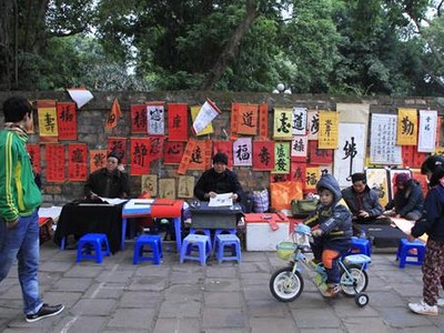 Lãnh đạo Sở Văn hoá Hà Nội: 'Ông đồ viết chữ trên hè phố là rởm' 
