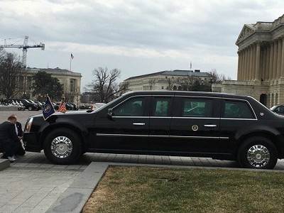 "Quái thú" đang đổi biển số, một phần trong quá trình chuyển giao quyền lực. Ảnh: Reuters