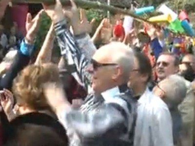 Các Đại sứ dựng cây nêu nghe hát cửa đình