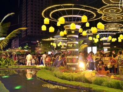 Đường hoa Nguyễn Huệ năm 2017 đã đáp ứng nhu cầu du xuân của đông đảo người dân và du khách. Ảnh VGP/Phan Hoàng