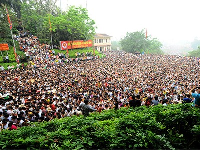 Biển người chen chân trong ngày giỗ Tổ năm 2016. Ảnh: Giang Huy.