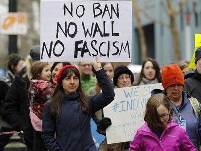 Các nhà hoạt động tuần hành phản đối lệnh cấm nhập cảnh của Tổng thống Donald Trump tại bang Oregon, Mỹ, ngày 30/1. Ảnh: Reuters.