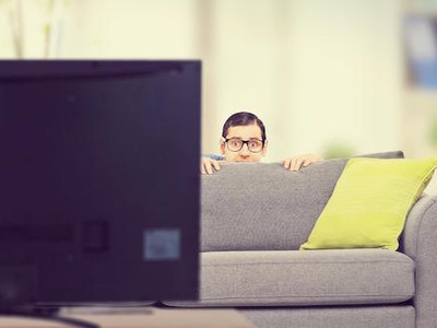 Người dùng đang xem TV và chính TV cũng có thể theo dõi người dùng.