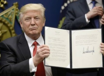 So sánh chữ ký như dây thép gai của Trump với những người tiền nhiệm 